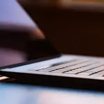 Postura e smart-working: ecco 5 consigli per correggerla